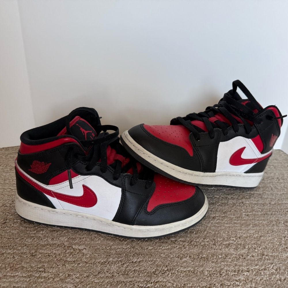 Nike Kids Red, Black, White Jordan 1s. Size 6Y